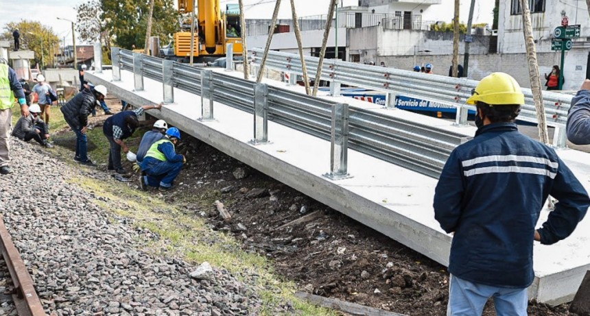 Merlo: Colocan el primer puente sobre la traza del Sarmiento