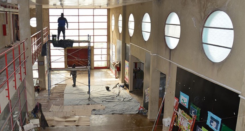 Berisso: Cagliardi recorrió las obras de reparación y puesta en valor en las Escuelas de Arte y Estética