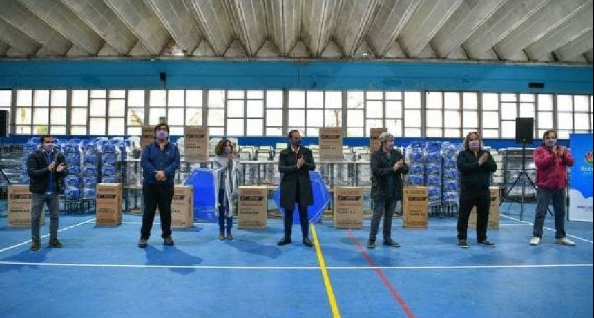 Escobar: Ariel Sujarchuk hizo entrega de mobiliario escolar para 54 establecimientos educativos del partido 