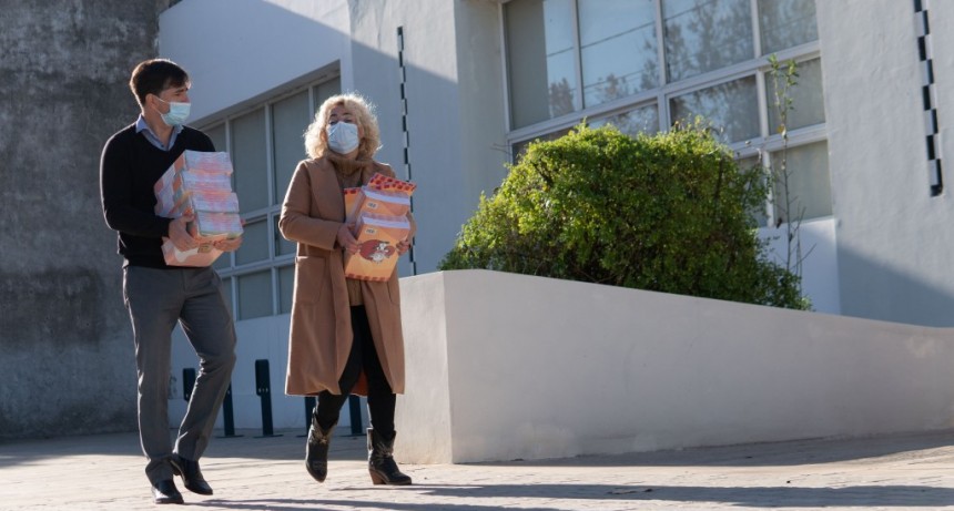 Gral. Viamonte: El Intendente entregó manuales en las escuelas 1 y 3