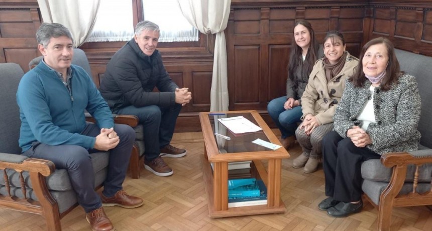 Navarro: Facundo Diz entregó sendos subsidios a la escuela Secundaria N°2 de Villa Moll y al colegio San José