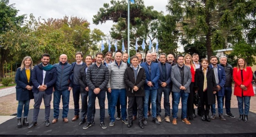 El Gobernador Kicillof firmó convenios para obras de asfalto en los municipios de la tercera sección electoral