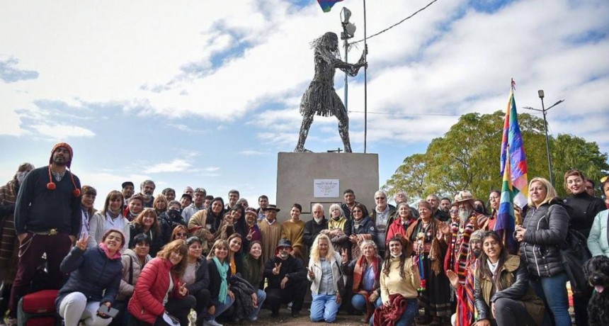 Quilmes: Mendoza participó del acto de reposición e inauguración del monumento al Indio Kilme 