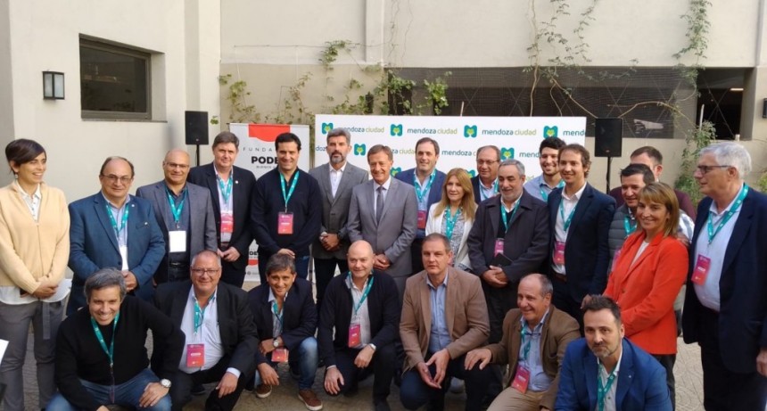 Lobería: Fioramonti participó del encuentro de Intendentes de Mendoza 