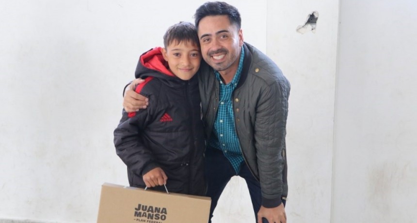 Carmen de Areco: Villagrán entregó netbooks en la Escuela Secundaria N° 5