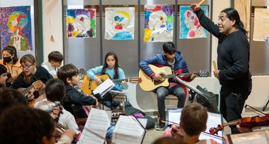 S. A. de Giles: En su día, el Himno Nacional Argentino fue interpretado por la Orquesta “Arroyos y Sembraderos” 