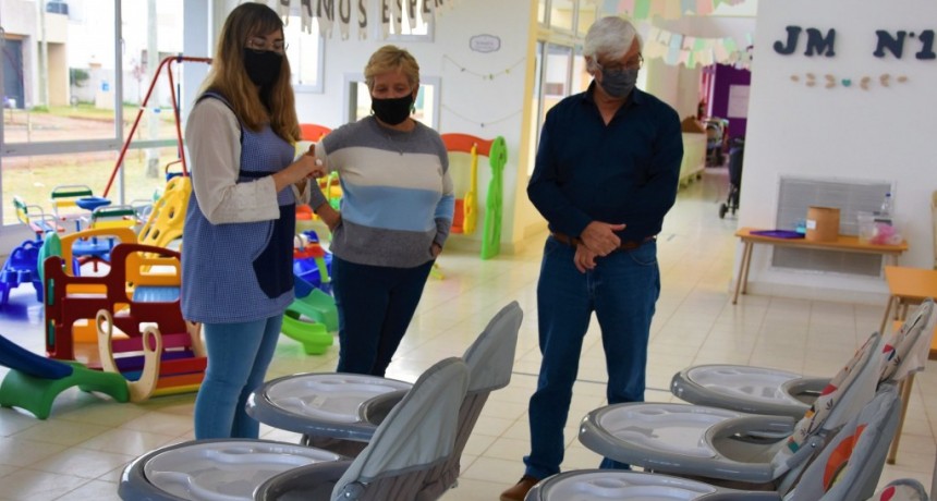 Tres Lomas: El Intendente entregó nueva mobiliaria para el Jardín Maternal N° 1  