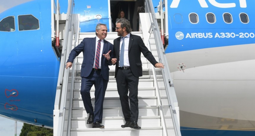 El Presidente llegó a París, donde mañana se reunirá con su par de Francia, Emmanuel Macron