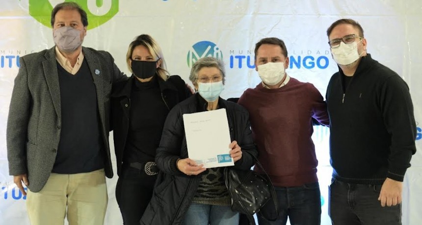 Ituzaingó: Pablo Descalzo encabezó la entrega de más de 200 escrituras para familias del distrito