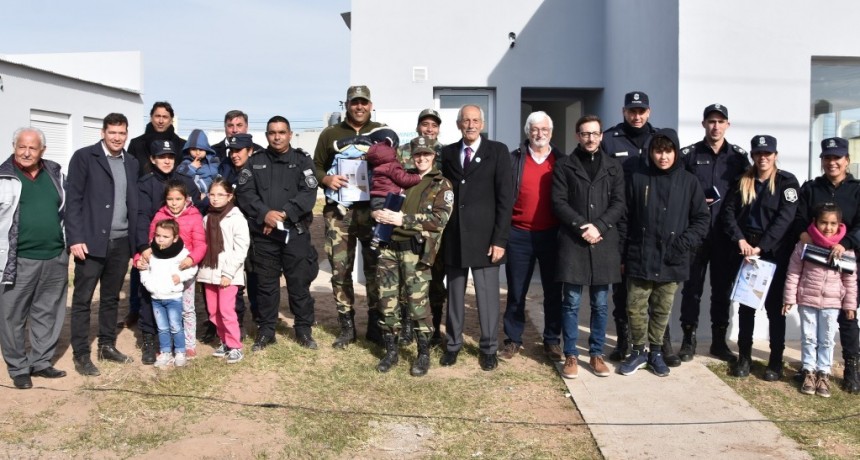 Tres Lomas: Se entregaron las 10 nuevas viviendas entre el Municipio y la caja de Policía 
