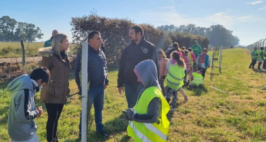 Azul: El Intendente junto a la Escuela 27 visitaron al “Eco Azul” 