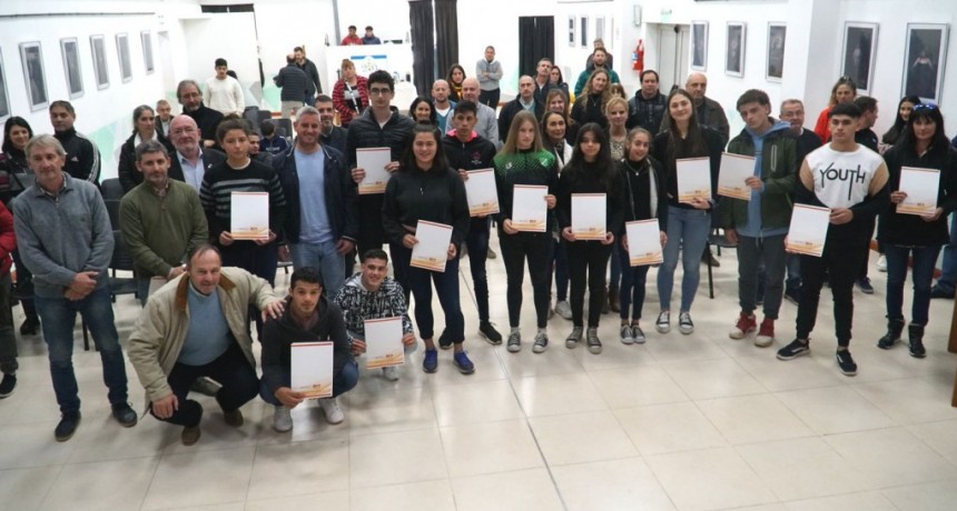 Colón (ER): Deportistas locales recibieron las primeras becas municipales