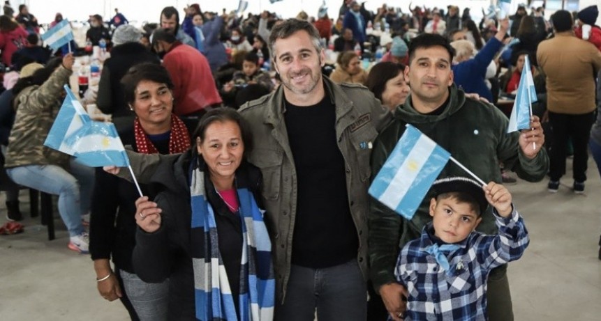 Pilar: Achával festejo el 25 de mayo junto a los vecinos en los Clubes Municipales