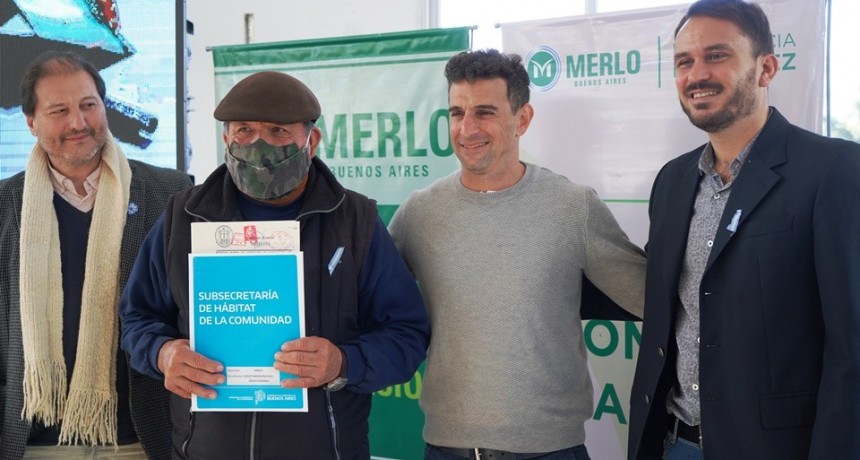 Merlo: Vecinos del distrito recibieron las escrituras de sus hogares  