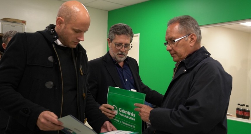 Ituzaingó: Descalzo y Merediz entregaron financiamiento PyME a la Farmacéutica Merediz