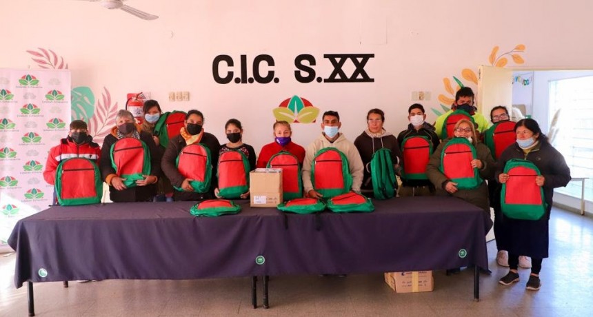 E. Echeverría: Nuevas entregas de kits escolares y mobiliario para personas e instituciones que participan del Plan Fines 