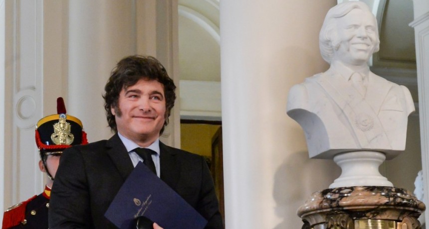 Milei colocó el busto presidencial de Carlos Menem en el Hall de Honor de Casa Rosada