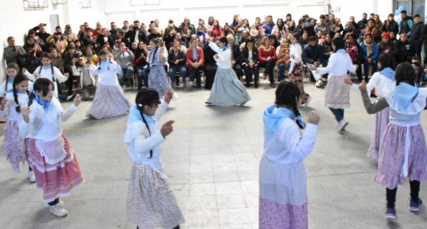 Berisso: Cagliardi participó del acto por el 215° aniversario de la Revolución de Mayo 