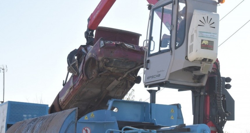 Ituzaingó: El municipio comenzó a compactar chatarra y vehículos abandonados  