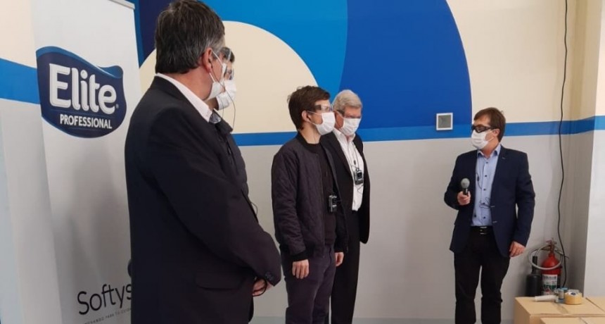 Zárate: El Ministro Augusto Costa, recorrió Softy, fábrica de barbijos de tipo quirúrgico 