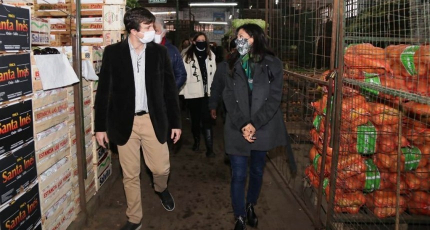 Lucas Ghi y Paula Español recorrieron el Mercado Saropalca en Morón 