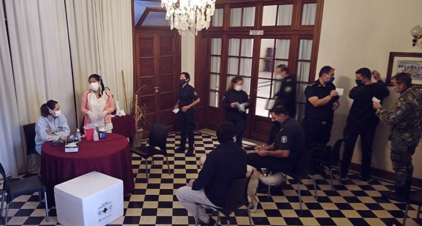 Suipacha: Efectivos de las fuerzas de seguridad recibieron la vacuna antigripal 