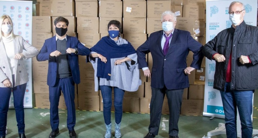 El gobernador Axel Kicillof entregó más de 200 respiradores a 44 municipios