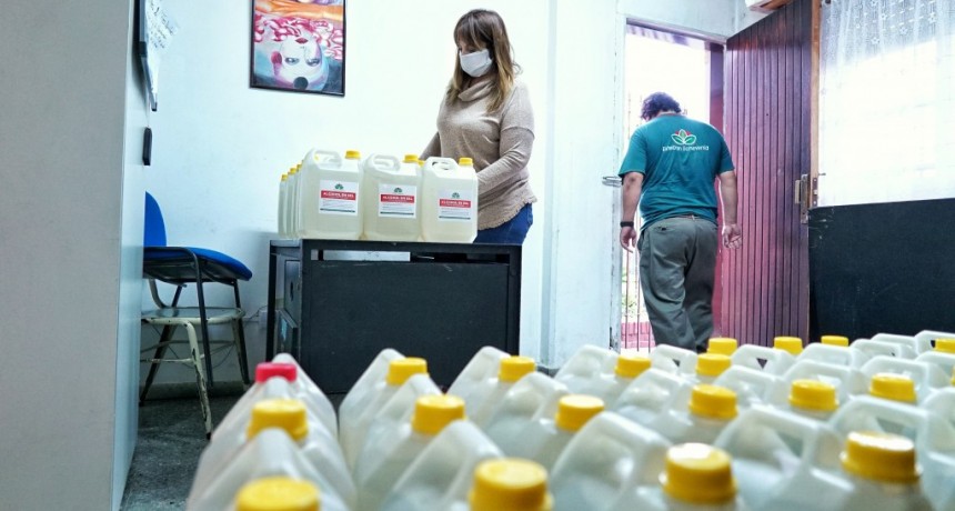 Esteban Echeverría: El Municipio entregó 800 litros de alcohol en gel a instituciones educativas 