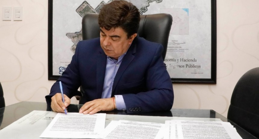 Fernando Espinoza anunció un bono de $12.000 para personal de salud y de emergencia abocados a la pandemia 