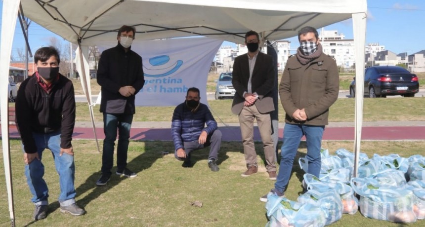 Lucas Ghi acompañó a productores de frutas y verduras que entregaron bolsones en Barrio Seré 