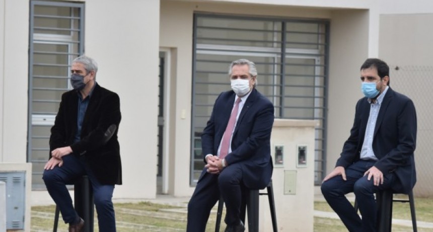 San Martín: Fernando Moreira y Alberto Fernández entregaron la vivienda N° 10.000 del Programa Casa Propia