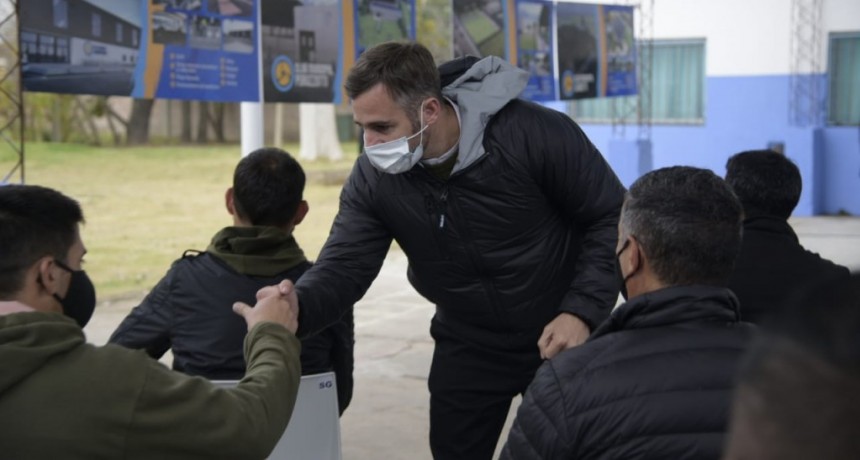 Pilar: Achával presentó a los vecinos el Club Municipal de Peruzzotti