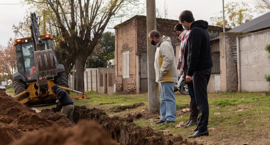 Gral. Viamonte: Franco Flexas recorrió el inicio de la obra de cloacas en el distrito
