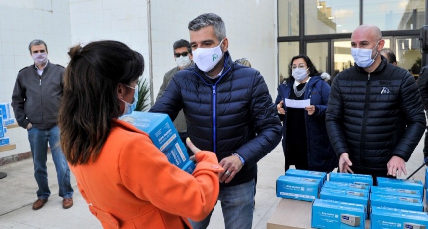 Hurlingham: Zabaleta y el vicerrector de la UNAHUR, entregaron medidores de dióxido de carbono a todas las escuelas del distrito