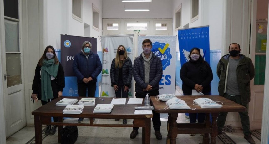 Mercedes: El Municipio junto al gobierno provincial hizo entrega de libros y kits escolares 