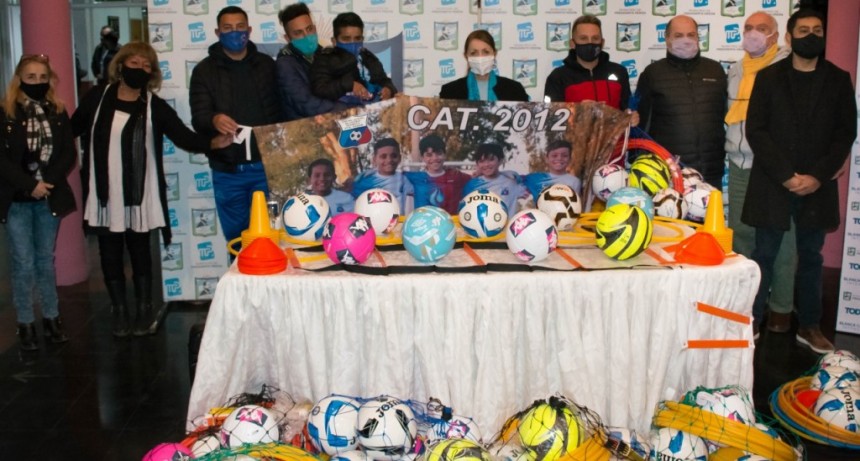 Pte. Perón: Blanca Cantero entregó material deportivo a entidades de bien público