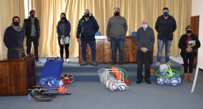 Tres Lomas: Nueva entrega de materiales deportivo a instituciones 