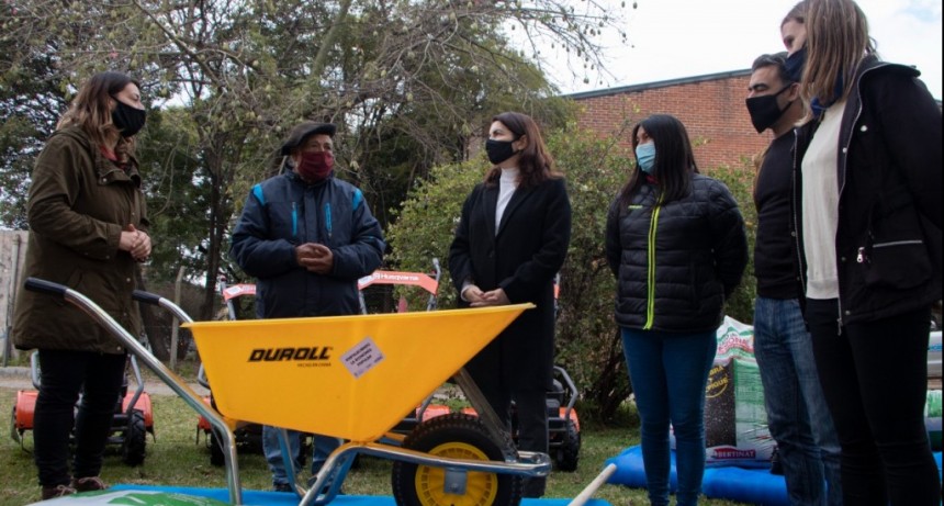 Moreno: La Intendenta entregó maquinarias a productoras y productores locales 