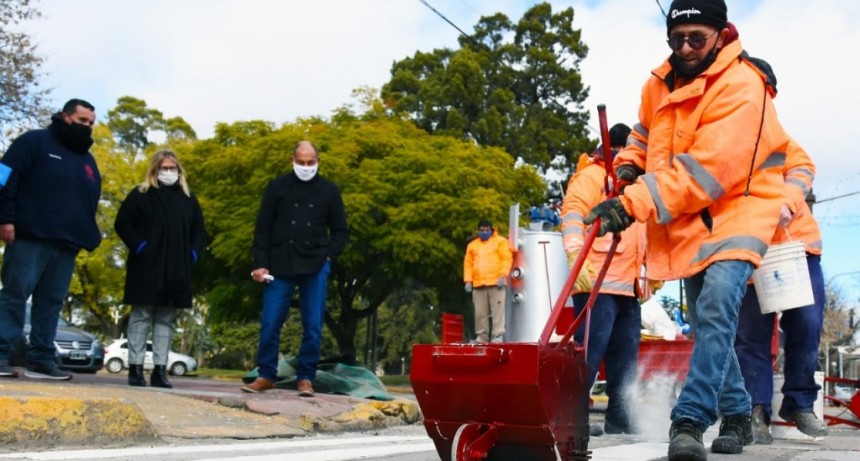 Lincoln: Tras la adquisición de nueva máquina termoplástica comenzaron los trabajos demarcación vial 