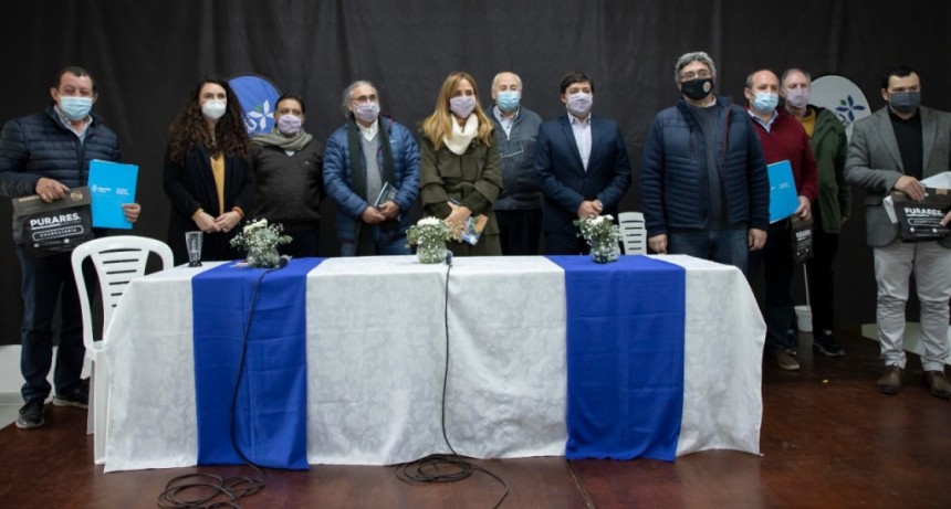 Tres Lomas: El Intendente Álvarez firmó dos convenios de importancia social y productividad 