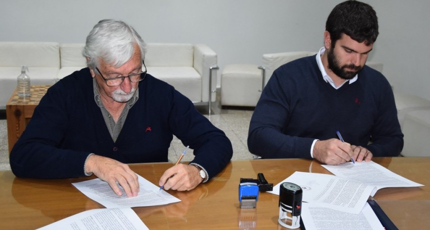 Tres Lomas: Carrera firmó un contrato para la construcción de 56 nuevas viviendas 