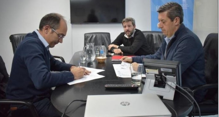 Bolívar: Pisano firmó un convenio con ENHOSA para ejecutar la obra de red cloacal en Anteo Gasparri 