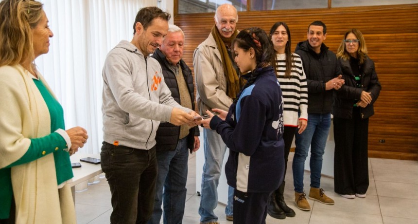 Campana: El Intendente entregó becas a deportistas de alto rendimiento deportivo