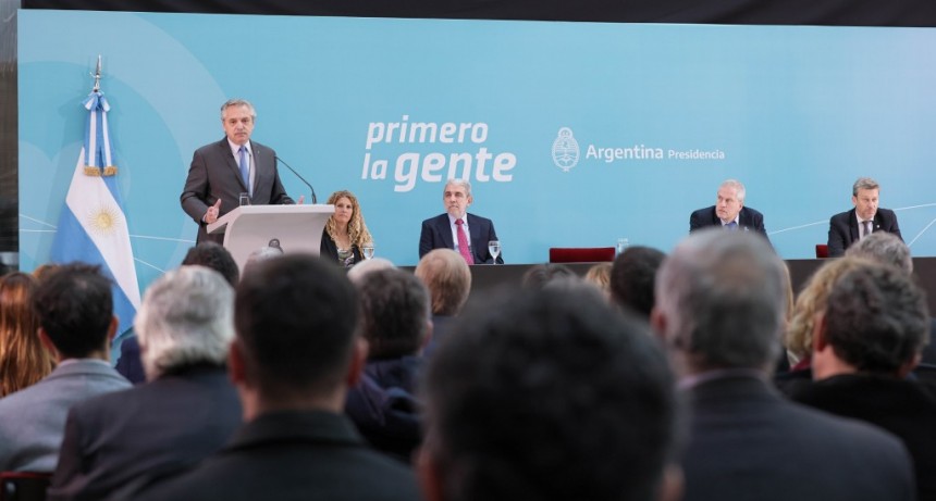 Alberto Fernández encabezó la firma de un convenio entre Educación y Seguridad para fortalecer la formación de las fuerzas policiales