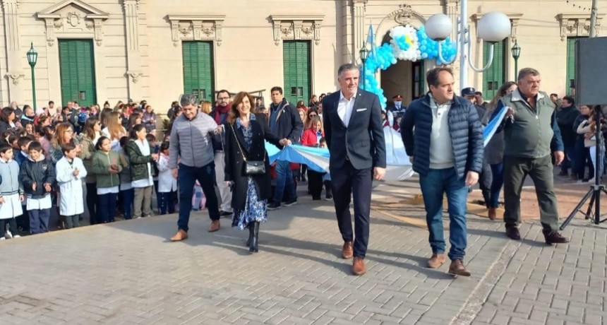 Navarro: Diz participó de la jura a la Bandera Argentina de las escuelas locales 