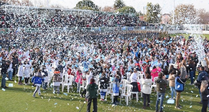 Ituzaing&oacute;: M&aacute;s de 2 mil estudiantes y oficiales del ej&eacute;rcito participaron de la promesa y jura a la bandera 