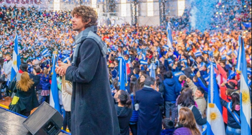 San Fernando: Juan Andreotti tomó la Promesa a la Bandera a 3.000 alumnos sanfernandinos
