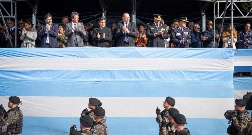 Quilmes: Mendoza participó junto al Gobernador Kicillof del juramento de fidelidad a la Bandera Nacional de cadetes de la Policía de la Provincia 