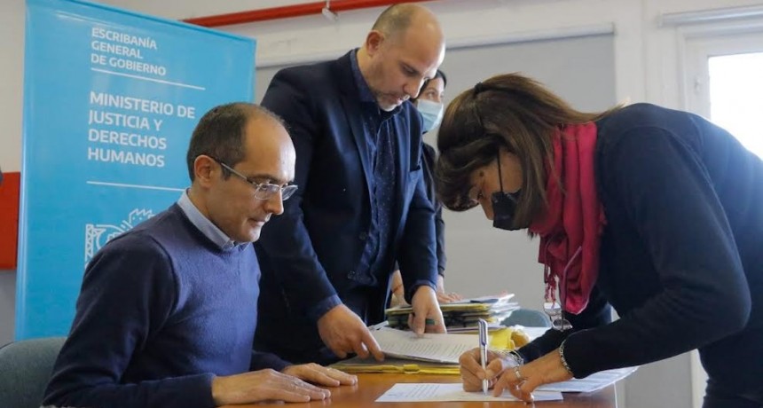 Bolívar: El intendente Pisano encabezó el acto de firma de escrituras que benefició a 45 familias  