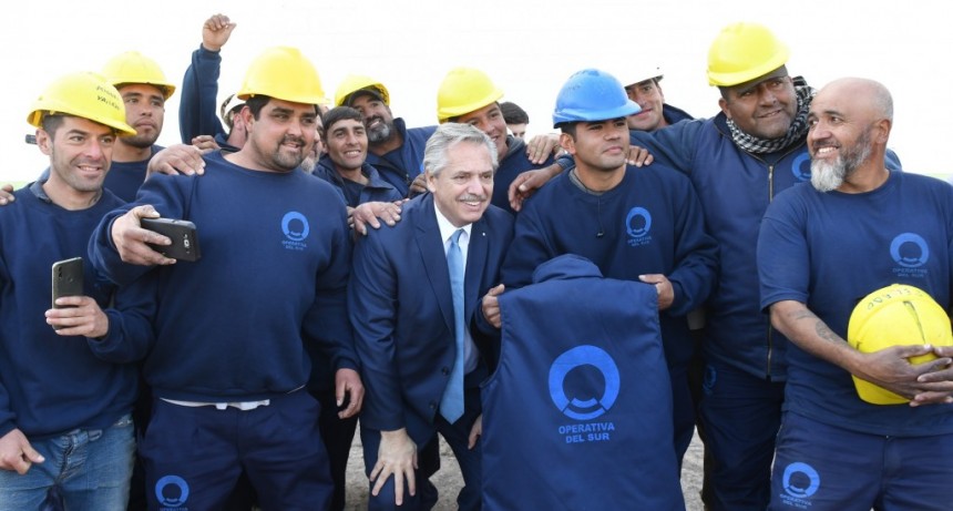 La Rioja: El presidente visitó un parque eólico, recorrió la ampliación de una fábrica textil e inauguró una planta de tejidos